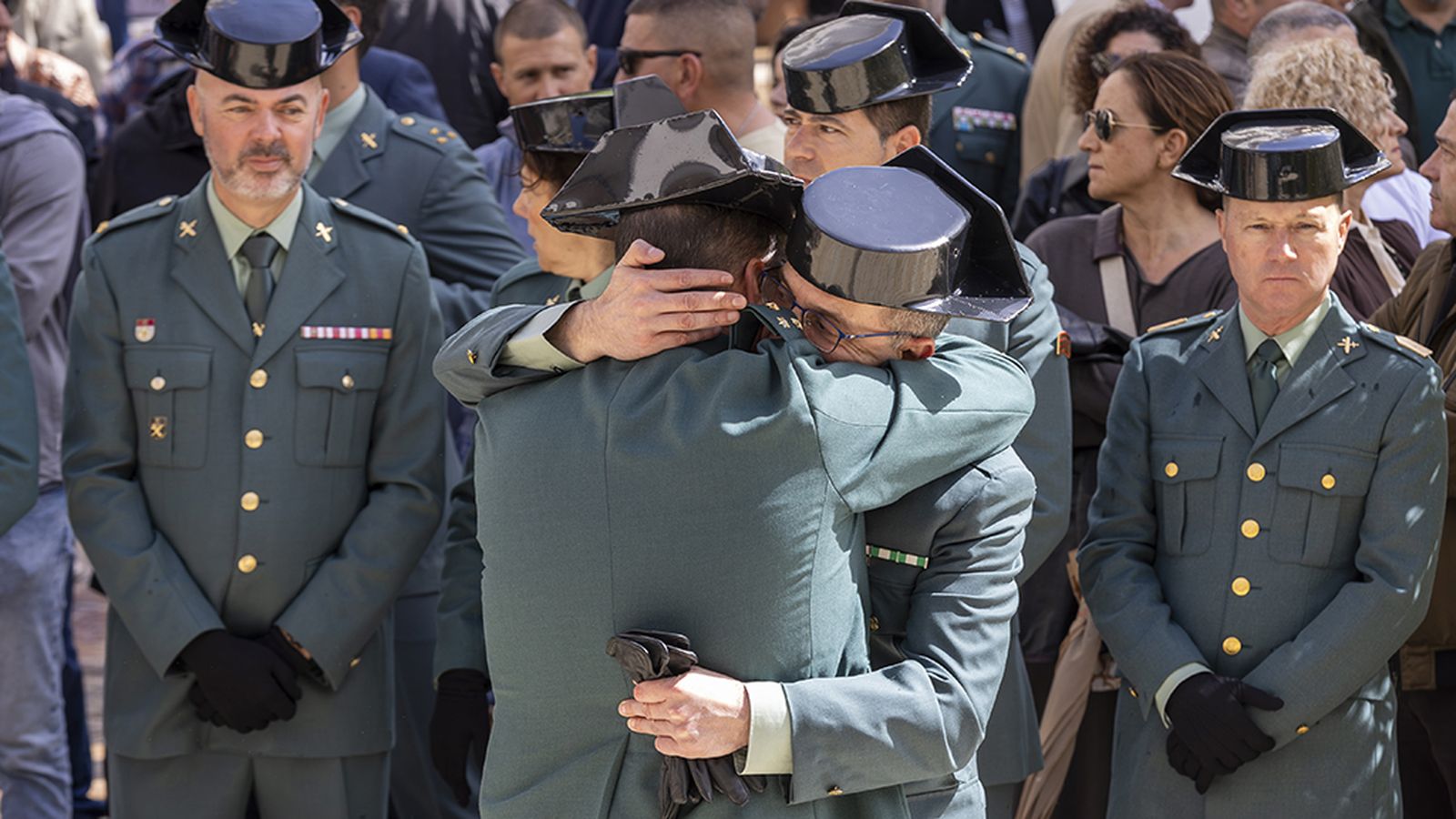 Abrazos entre agentes en el funeral de los guardias en Huelva
