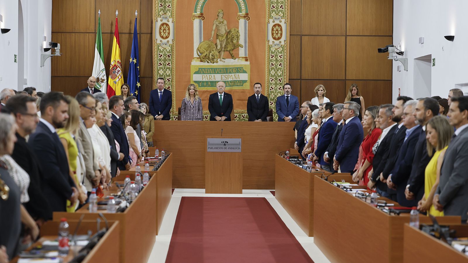 Minuto de silencio en el Parlamento andaluz por Venezuela.