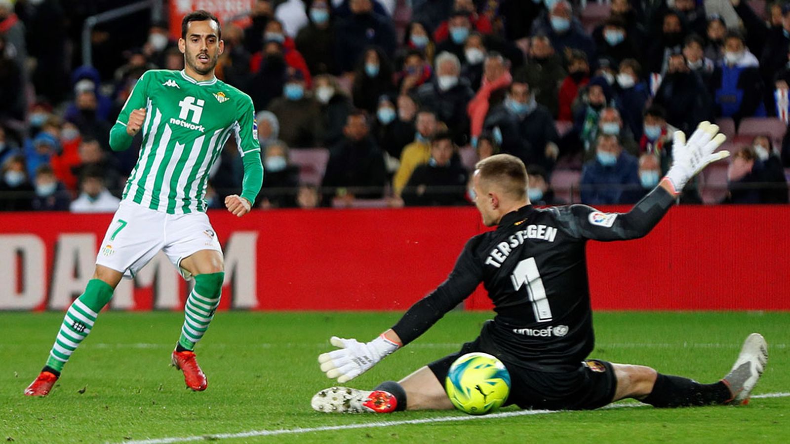 El Betis da la campanada en el Camp Nou