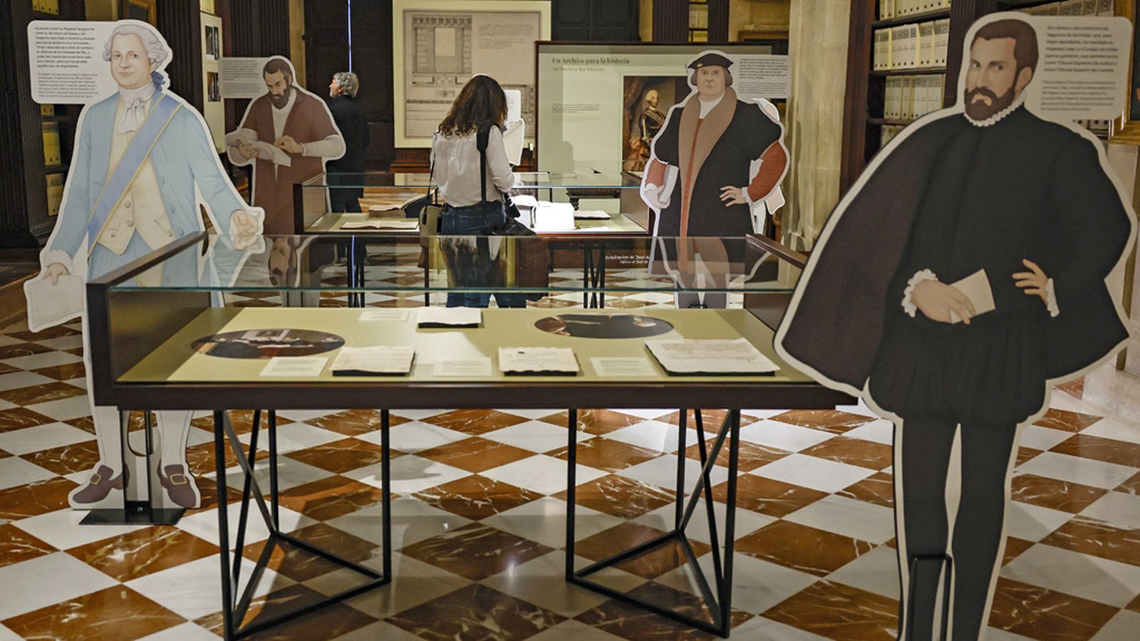 El Archivo de Indias recorre su historia en una exposición que reúne bienes, documentos y fotografías inéditas