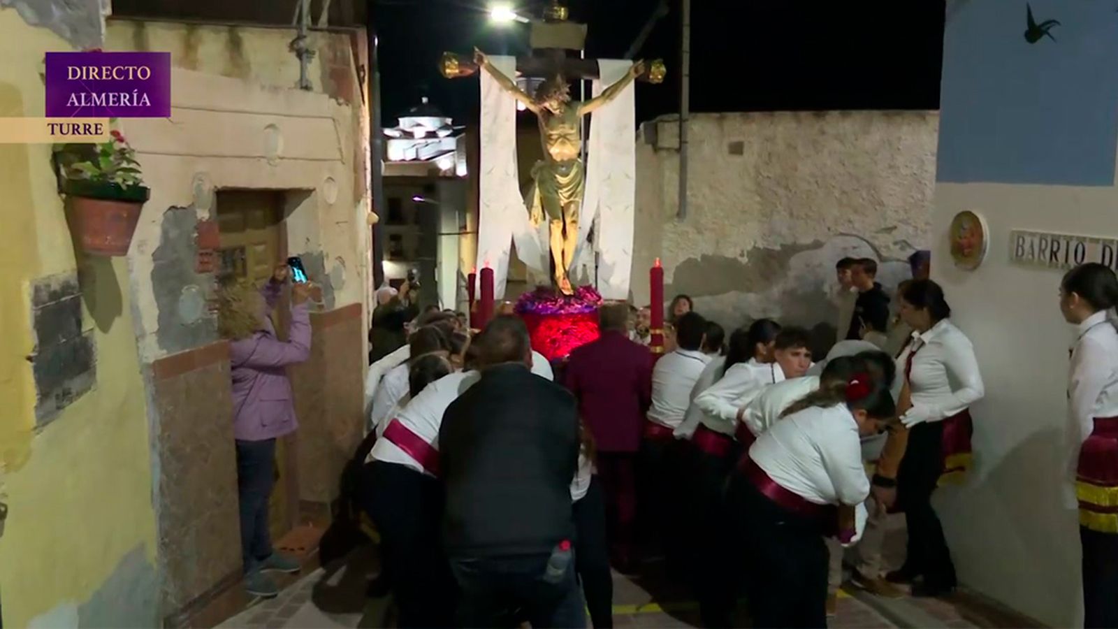 Los costaleros del Cristo de la Misericordia de Turre, en Almería, cantan saetas durante su recorrido