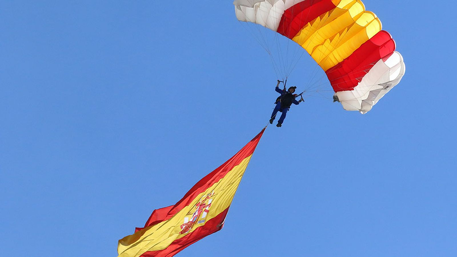 Primera mujer paracaidista con la bandera en el desfile