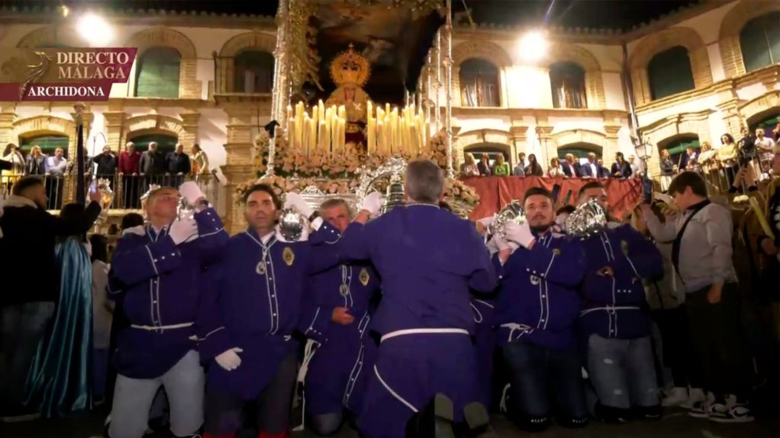 Los horquilleros de la Virgen de la Amparo entran de rodillas en la plaza ochavada de Archidona