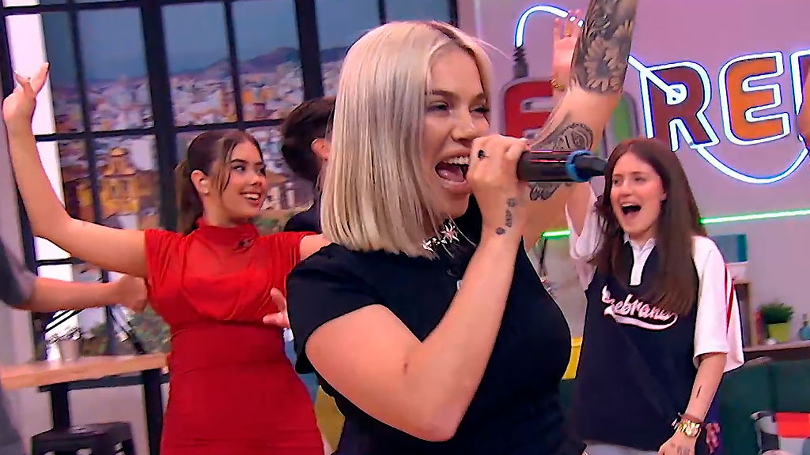 María Isabel convierte el pisito en una pista de baile