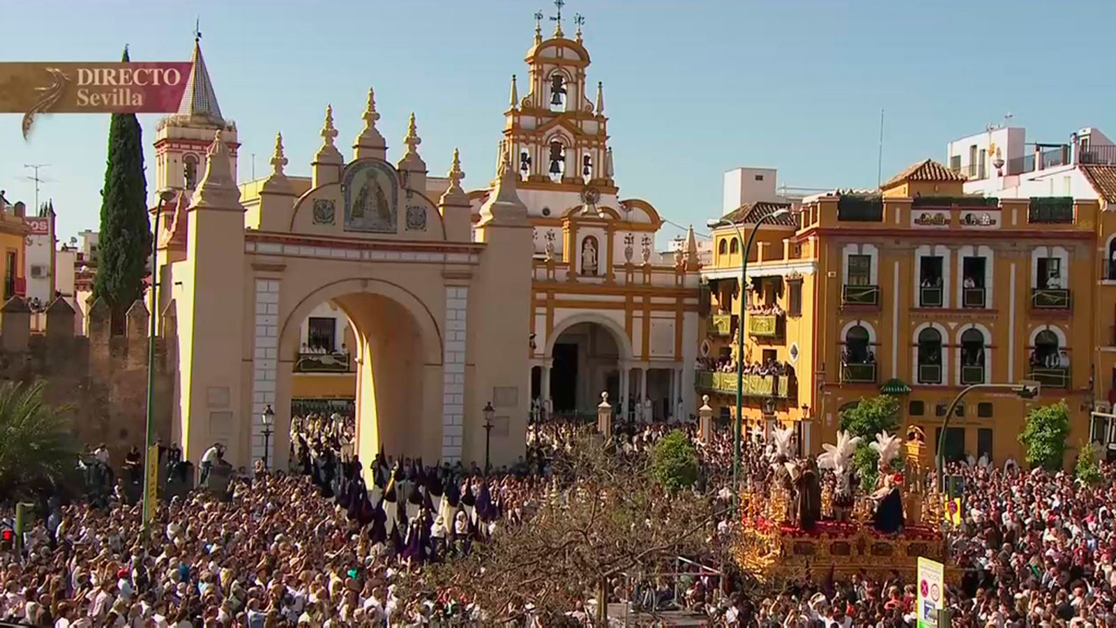 La Esperanza de Triana y La Macarena, se recogen entre músicas y colores