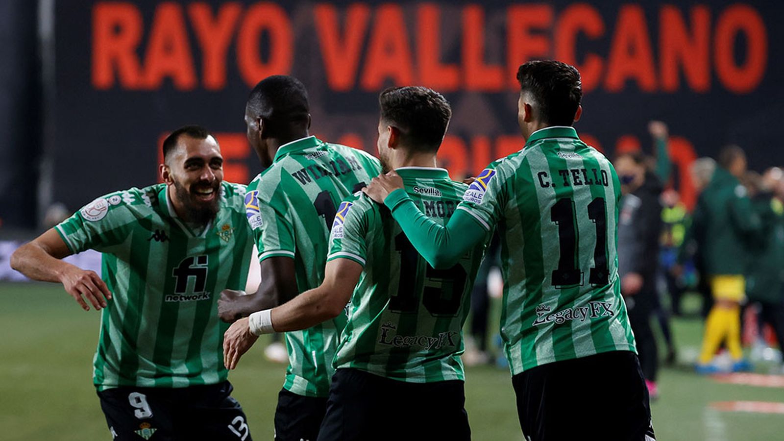 El Betis celebra su victoria en Vallecas