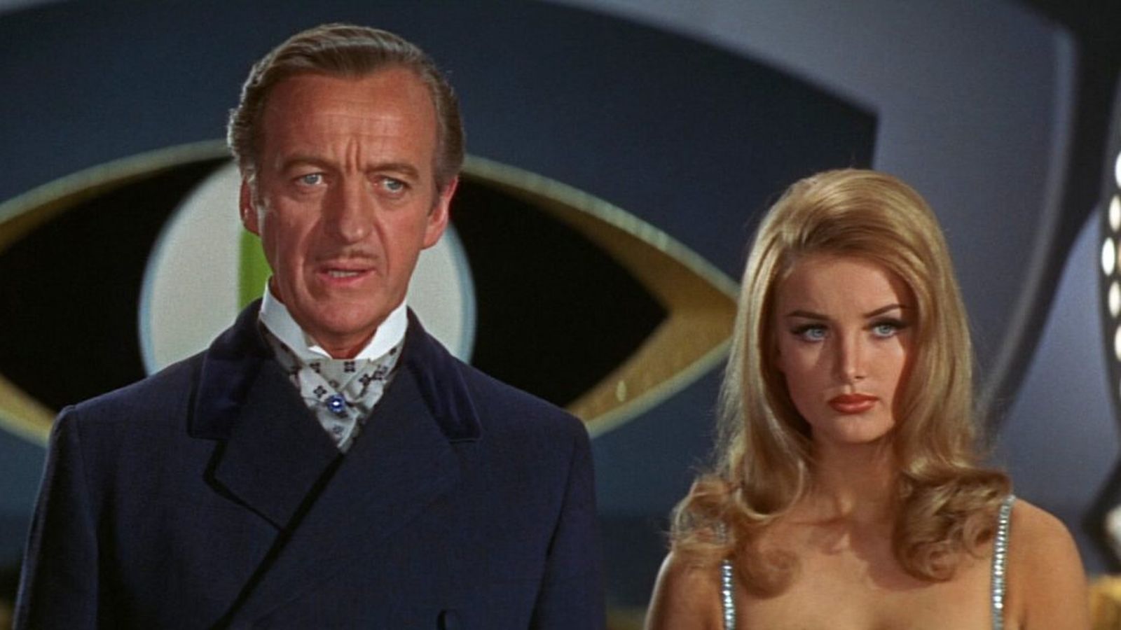 Casino Royale, 5 abril