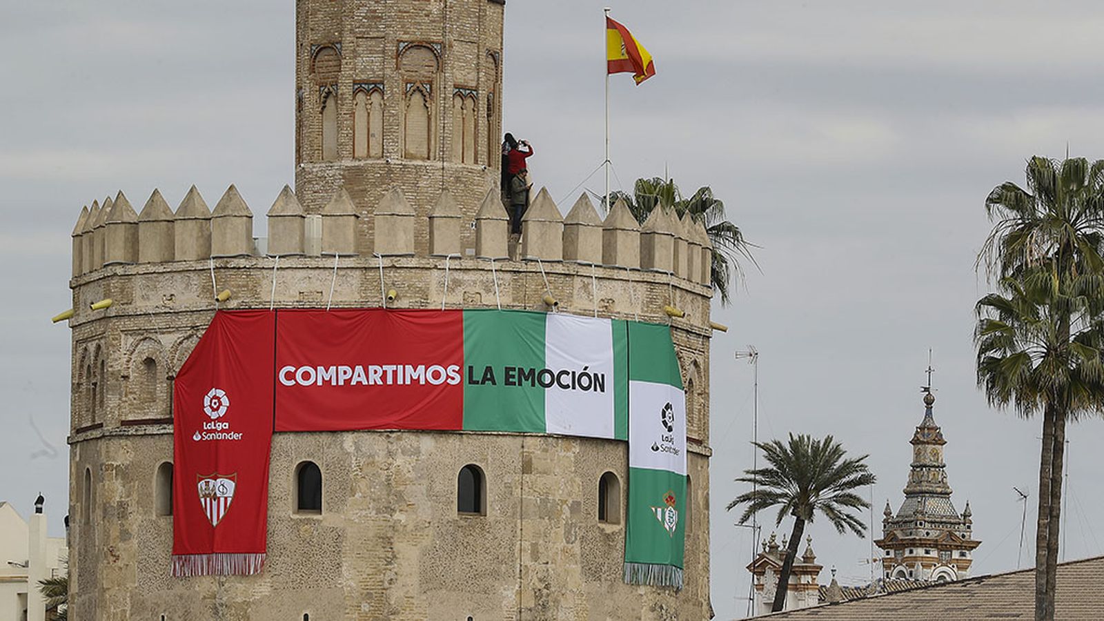 Torre del Oro engalanada para el derbi
