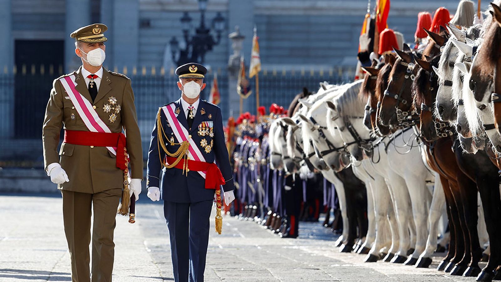 El rey pasa revista a las fuerzas armadas