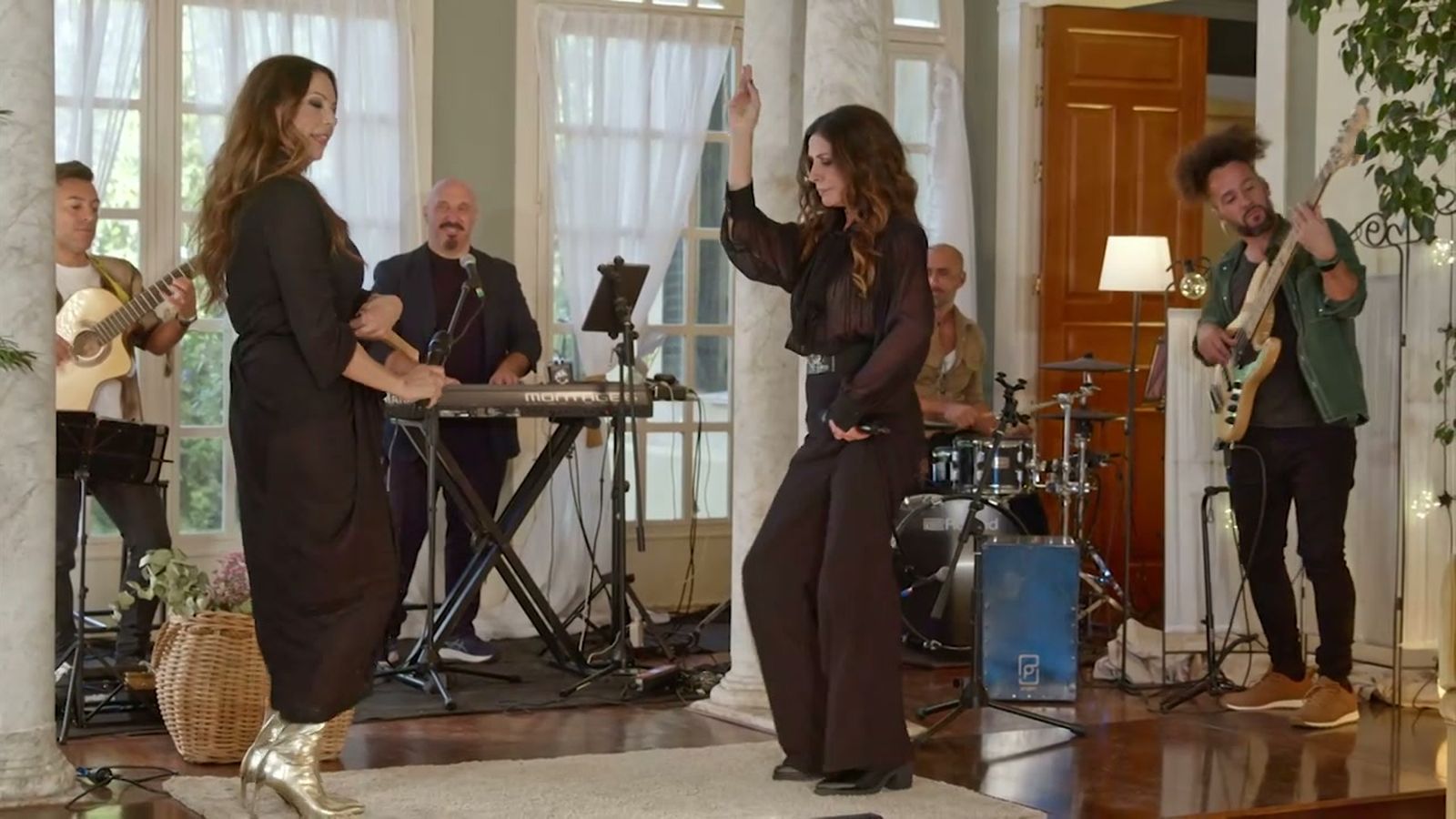 Azúcar Moreno canta "La cura", de su nuevo disco que mantiene su sonido característico