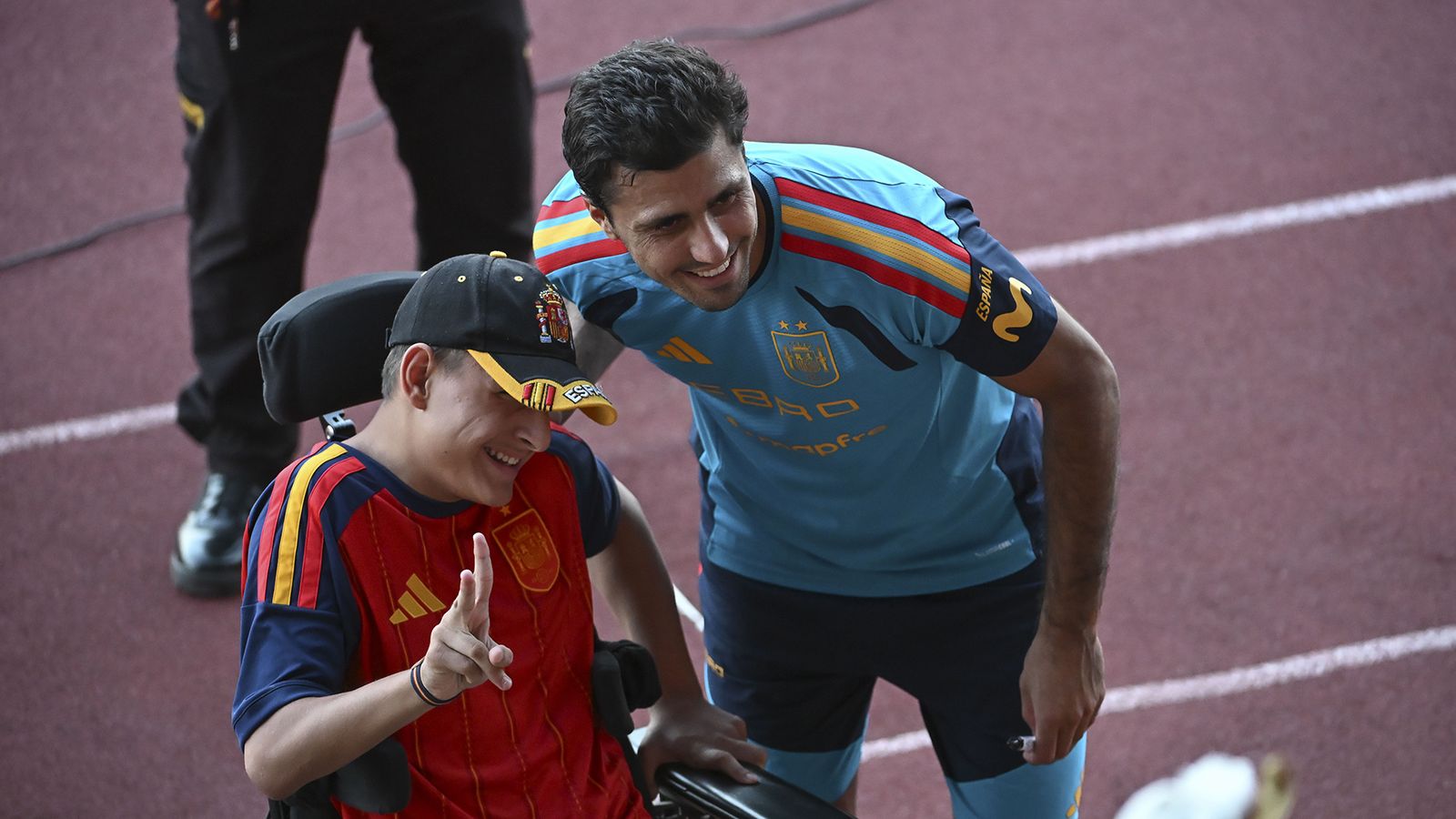 El capitán Rodri posa con un aficionado en Las Rozas.