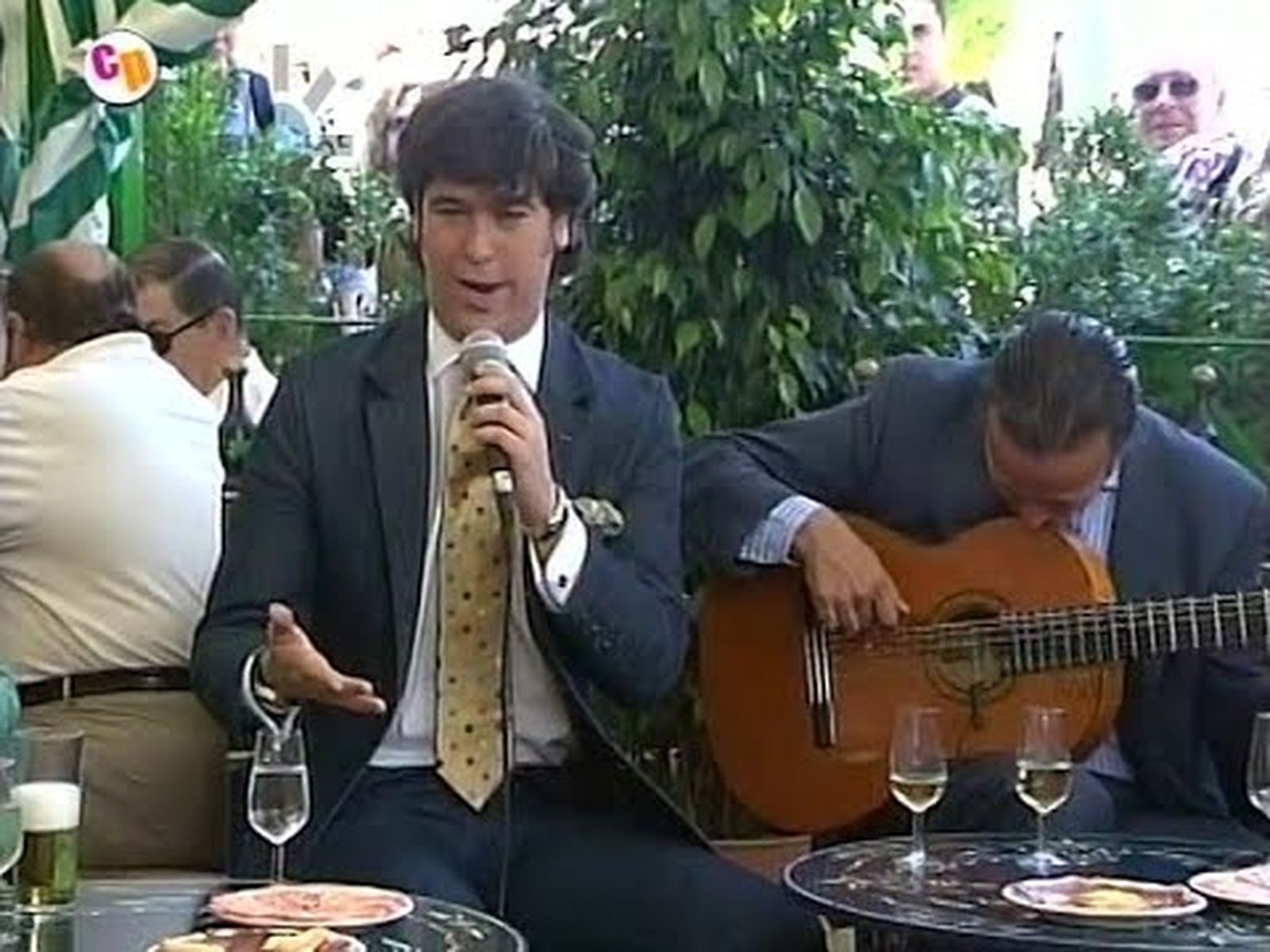 Manuel Lombo canta las Sevillanas de Zaide y la flor del Romero
