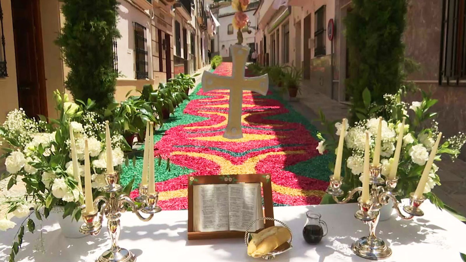 Alfombras de flores para celebrar el Corpus Christi en Valenzuela