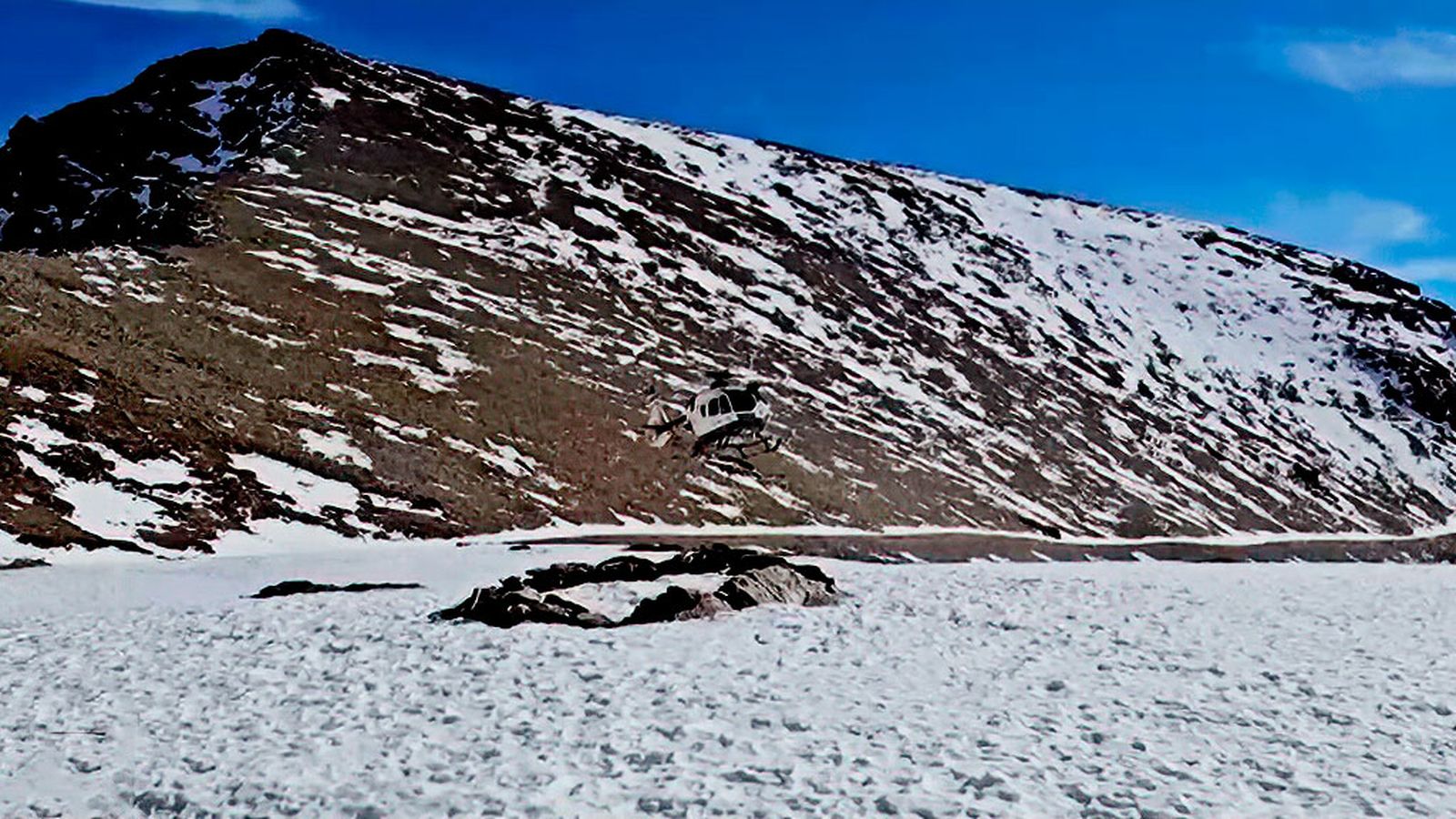Rescate en la nieve por parte del equipo de montaña de la guardia civil