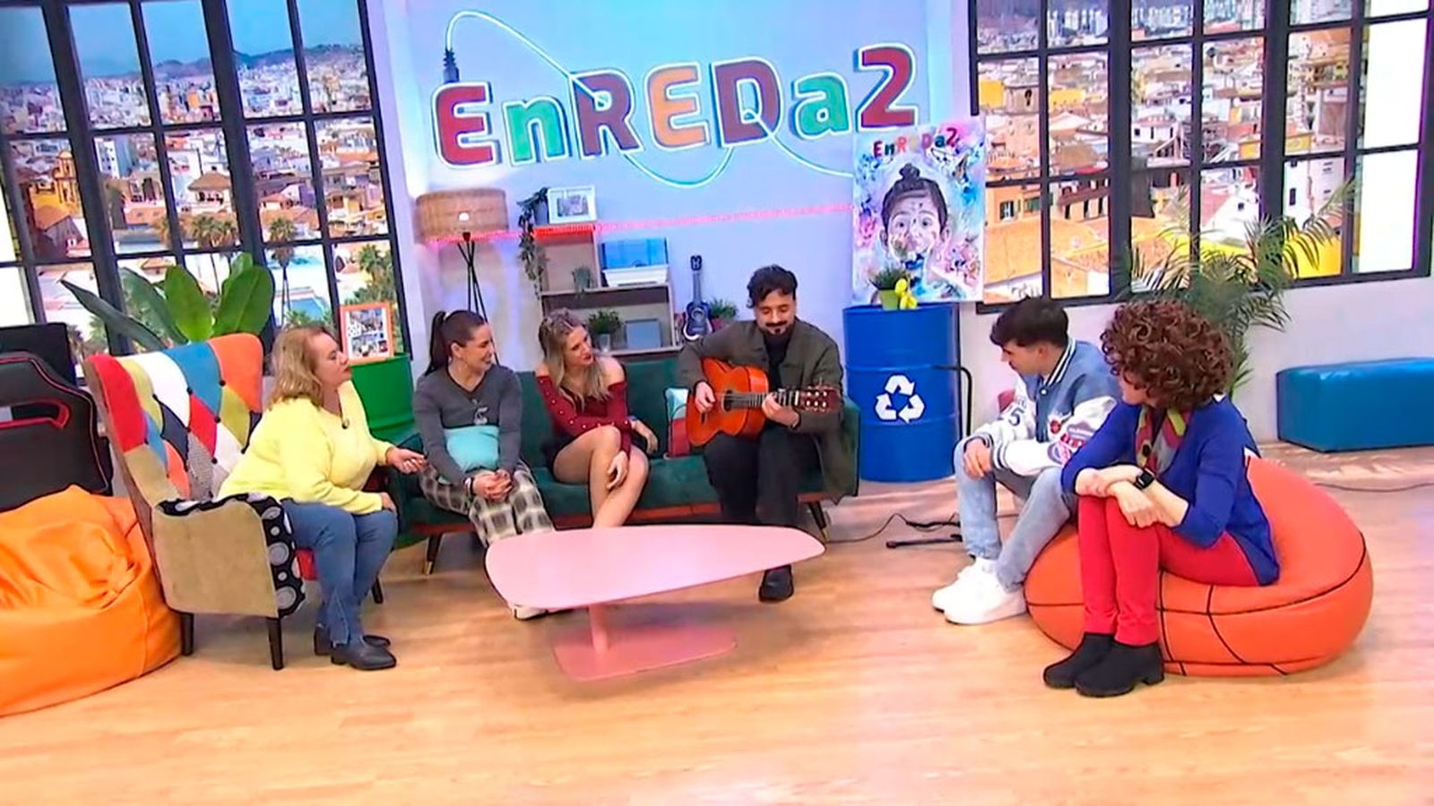 Riki Rivera nos canta, en directo, el tema 'La vida nos avisa' nominada a los Premios Carmen