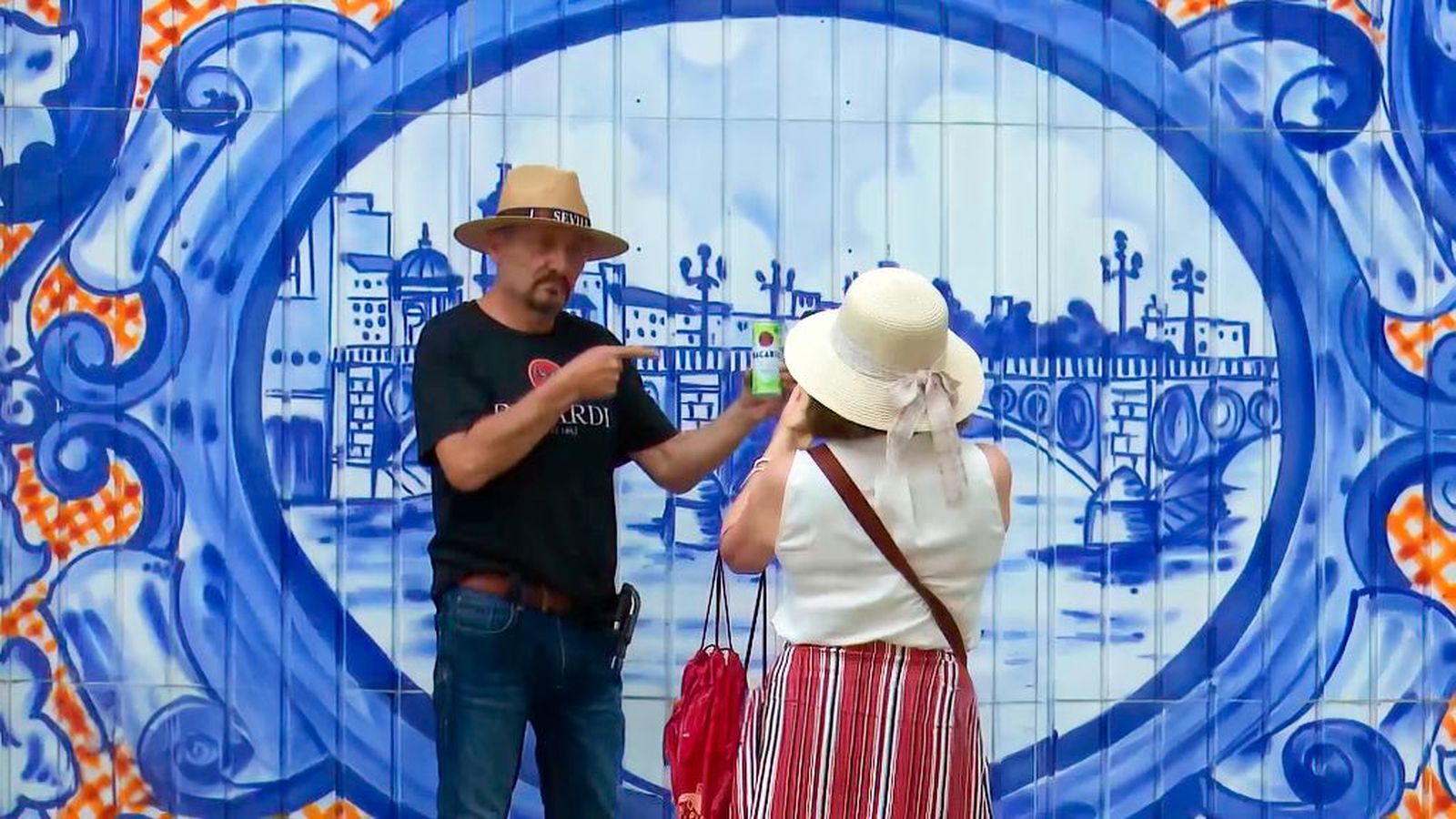Kato, el grafitero que lleva el arte de los azulejos de Triana a los muros del barrio