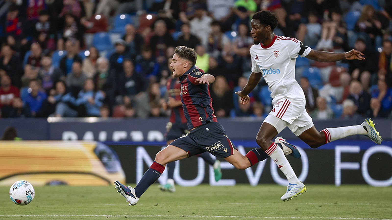 Iván Romero hace un doblete al Sevilla