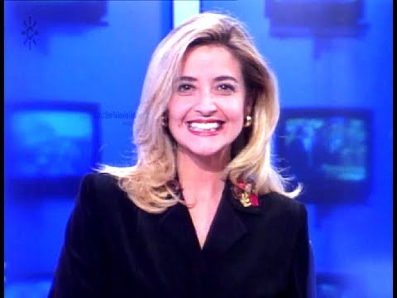 Inma Casal presenta la crónica social cantando y bailando