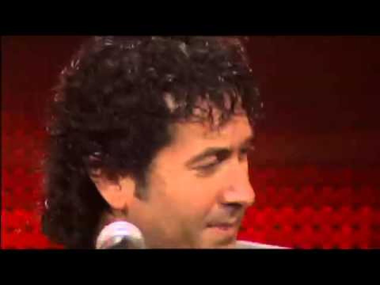 El cantaor Julián Estrada interpreta el "Soy rebelde" de Jeannette en versión flamenco.