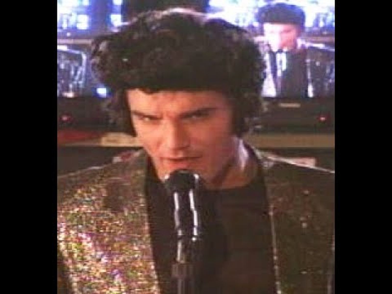Jesús Vázquez, presentador e imitador de Elvis Presley, canta su "Rock Around The Clock"