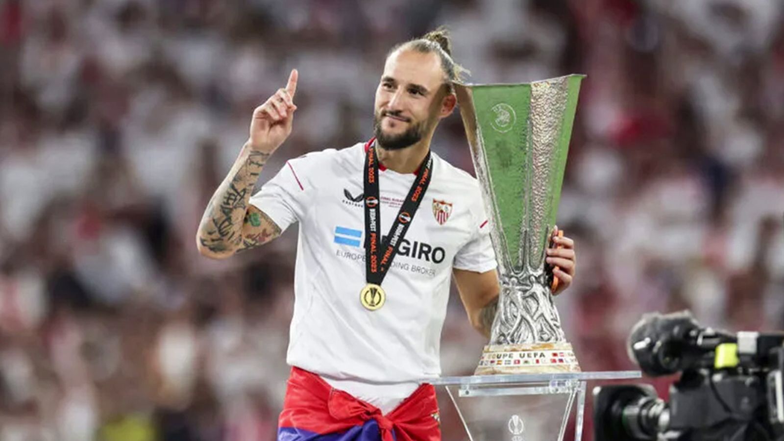 Gudelj renueva con el Sevilla