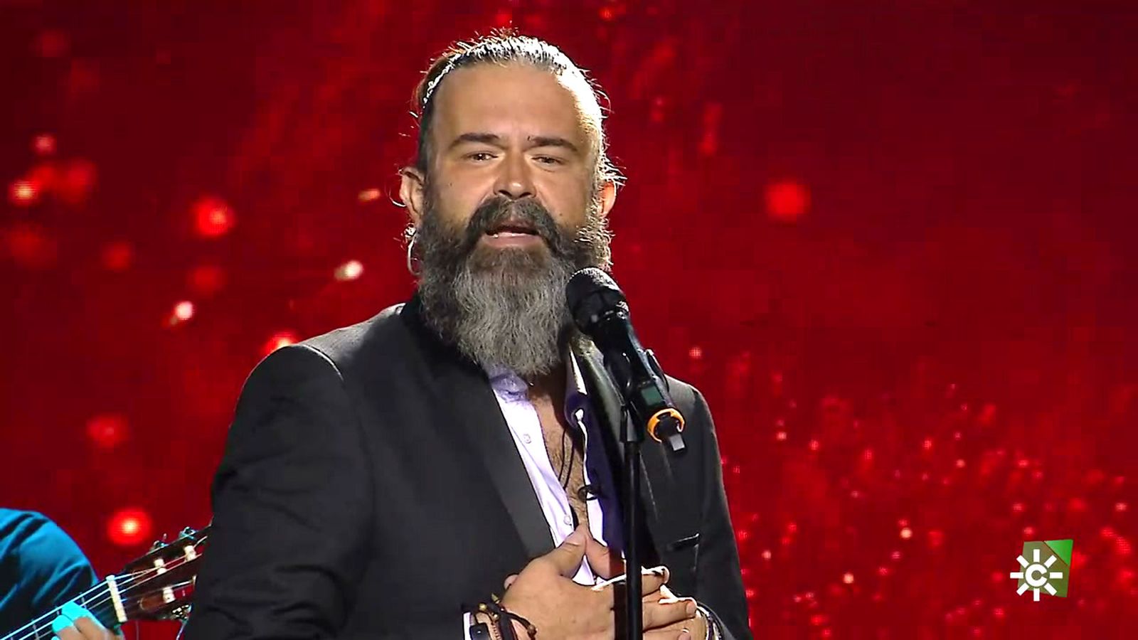 José Luis Jaén canta en directo una sobrecogedora versión de Arde