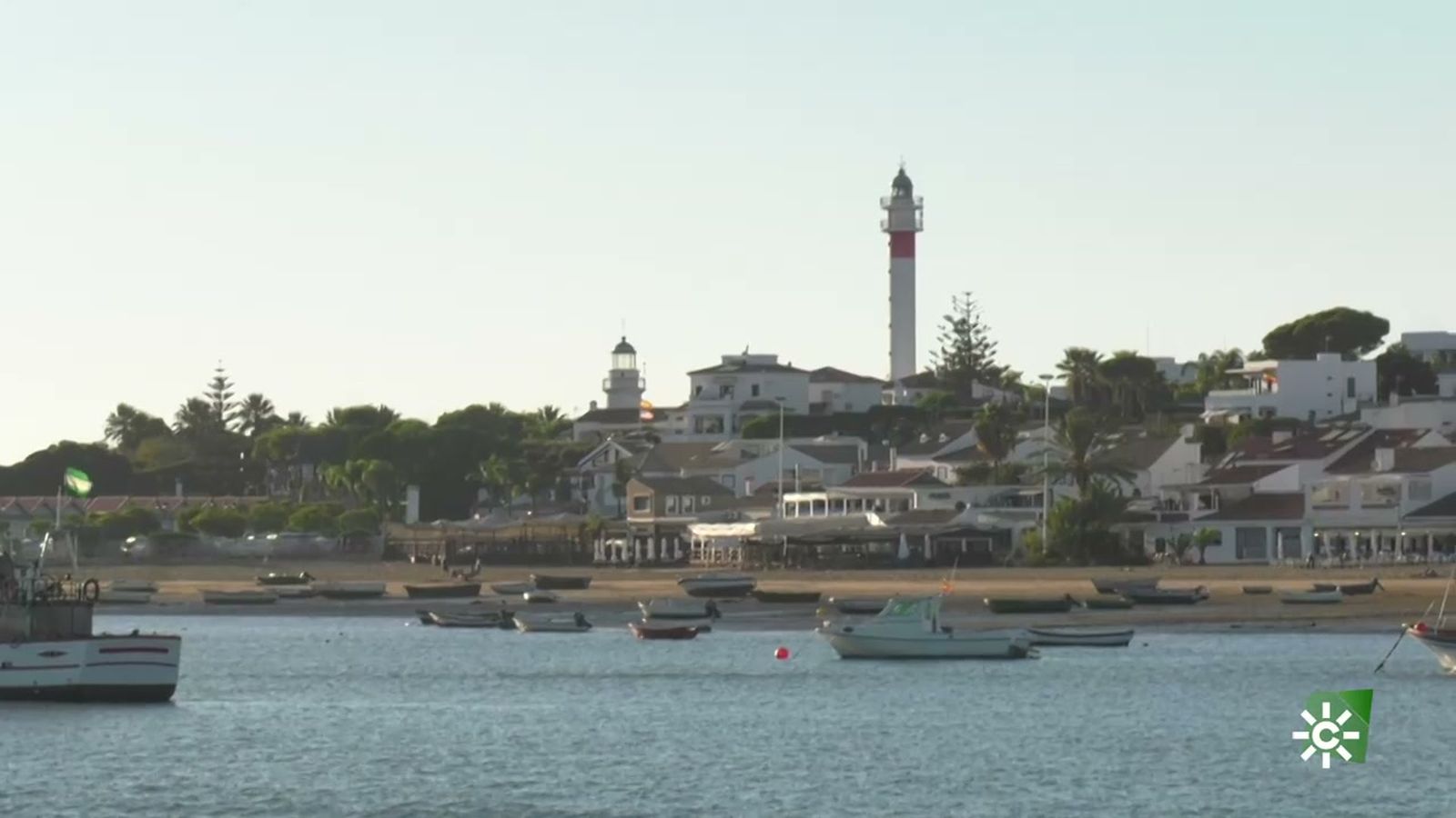 Dos faros y una kilométrica playa virgen, hacen de El Rompido un destino singular