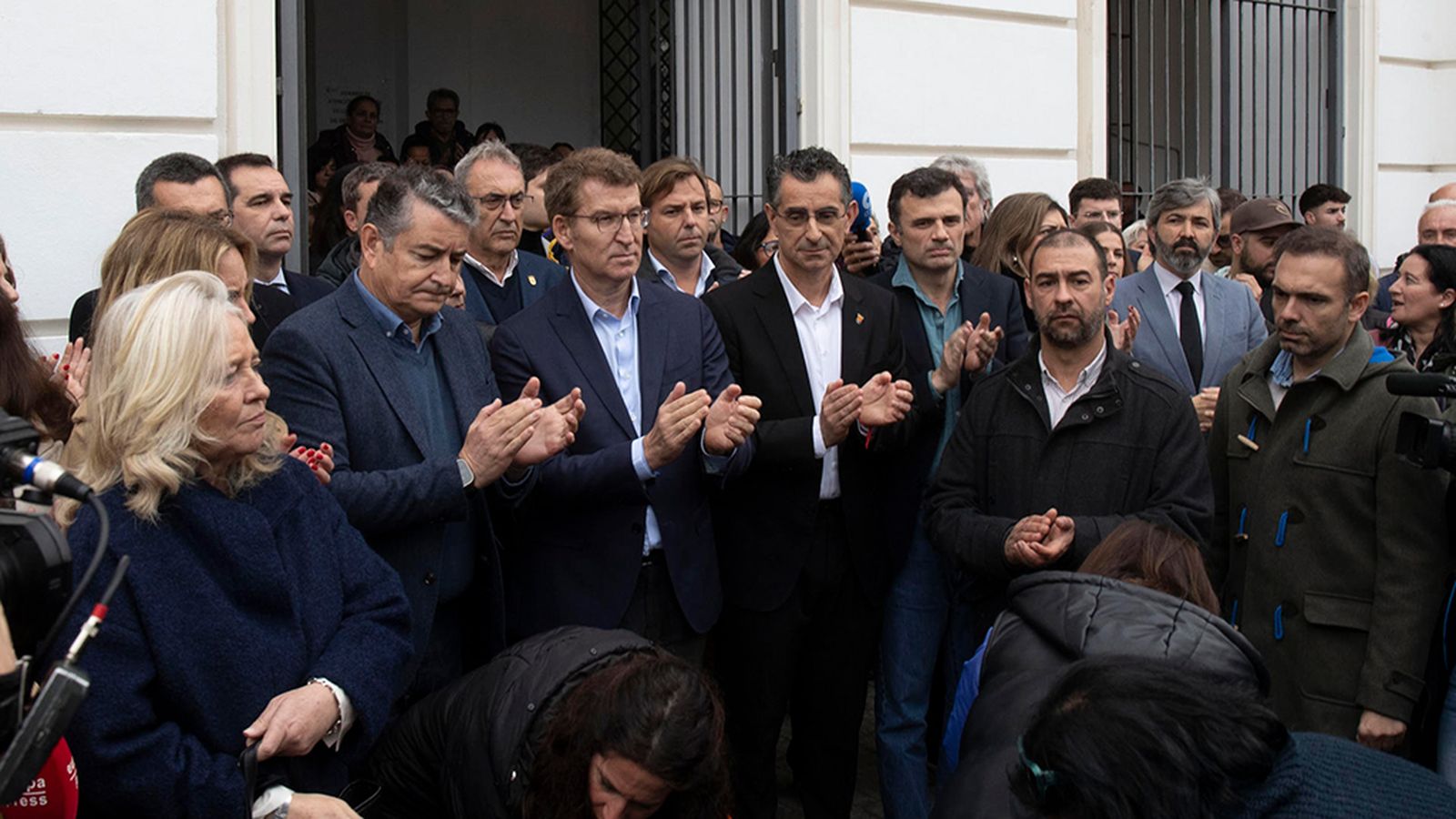 Feijóo en minuto de silencio por los guardias civiles asesinados en Barbate
