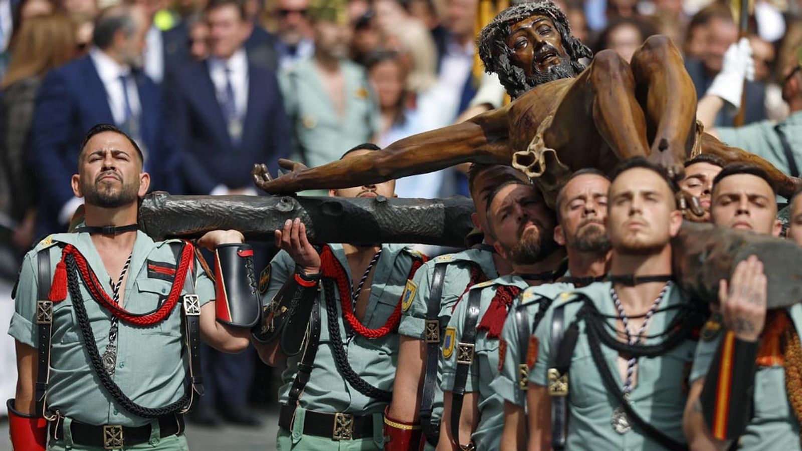Mañana de emociones en Málaga en el traslado del Cristo de Mena a hombros de los Legionarios