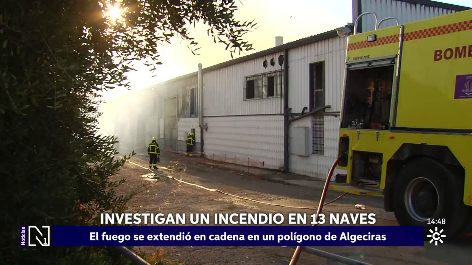 El fuego arrasa 13 naves en Algeciras