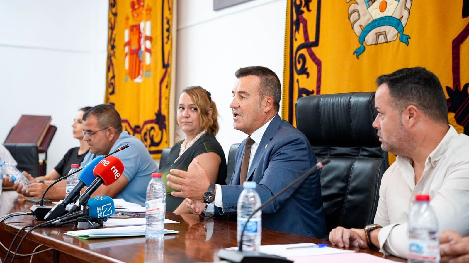 El alcalde de Carboneras, Salvador Hernández, preside el pleno celebrado este martes.
