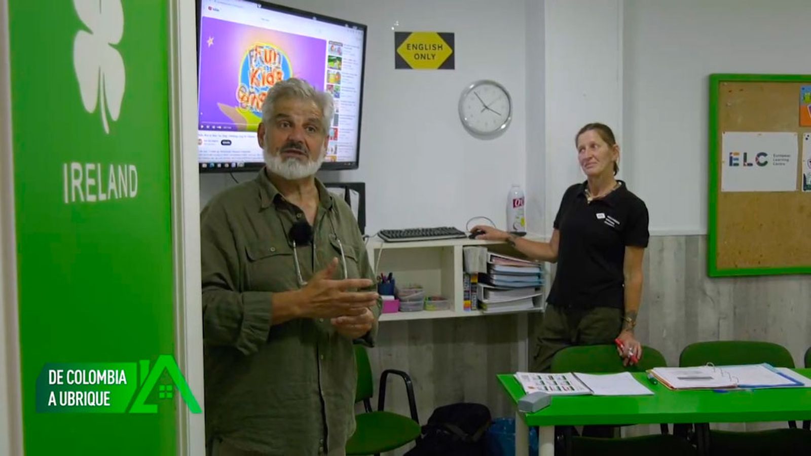Abandonó su carrera como científico y regresó a Ubrique donde dirige una academia de idiomas