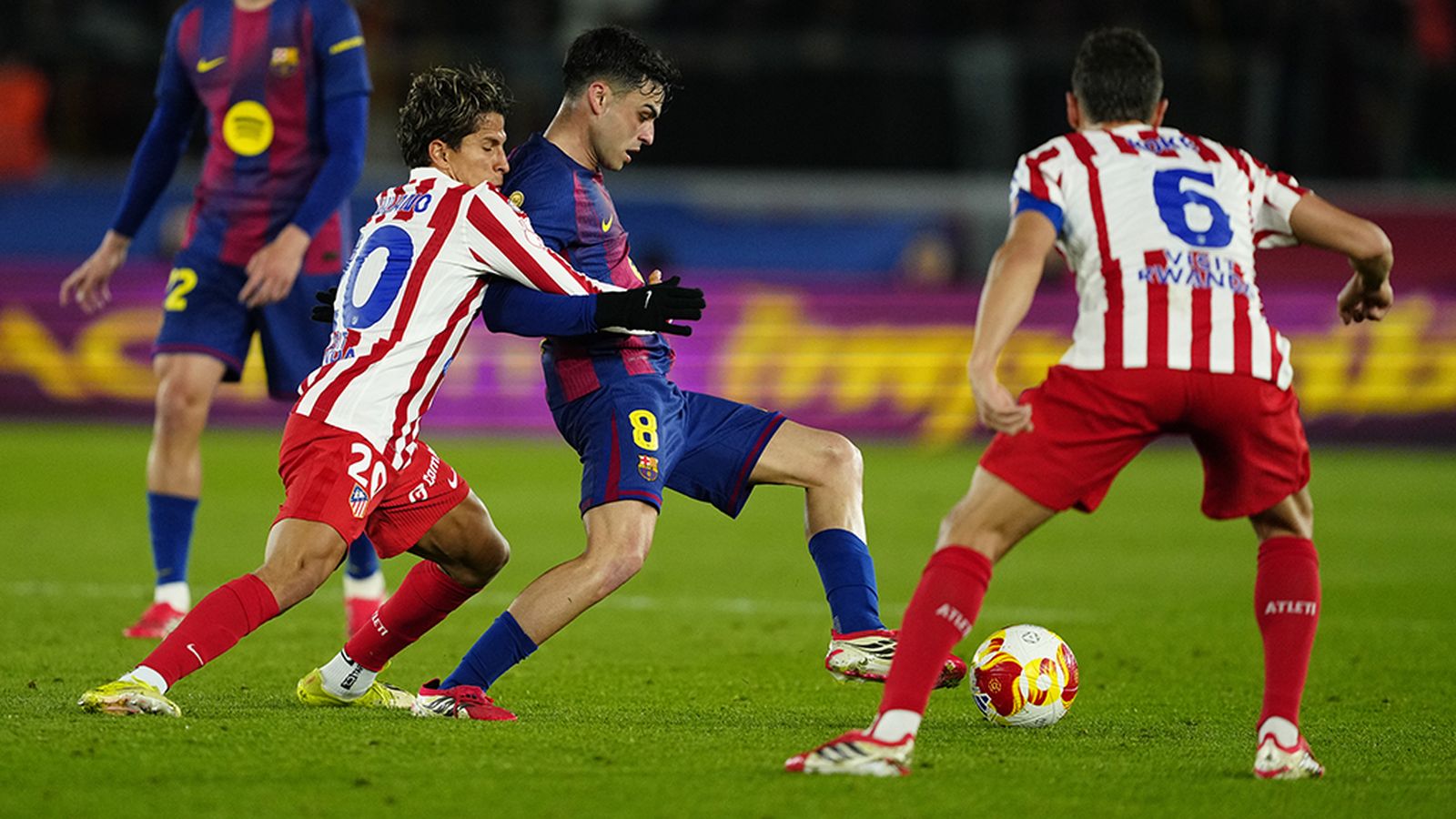 Pedri ante el Atlético en la Copa