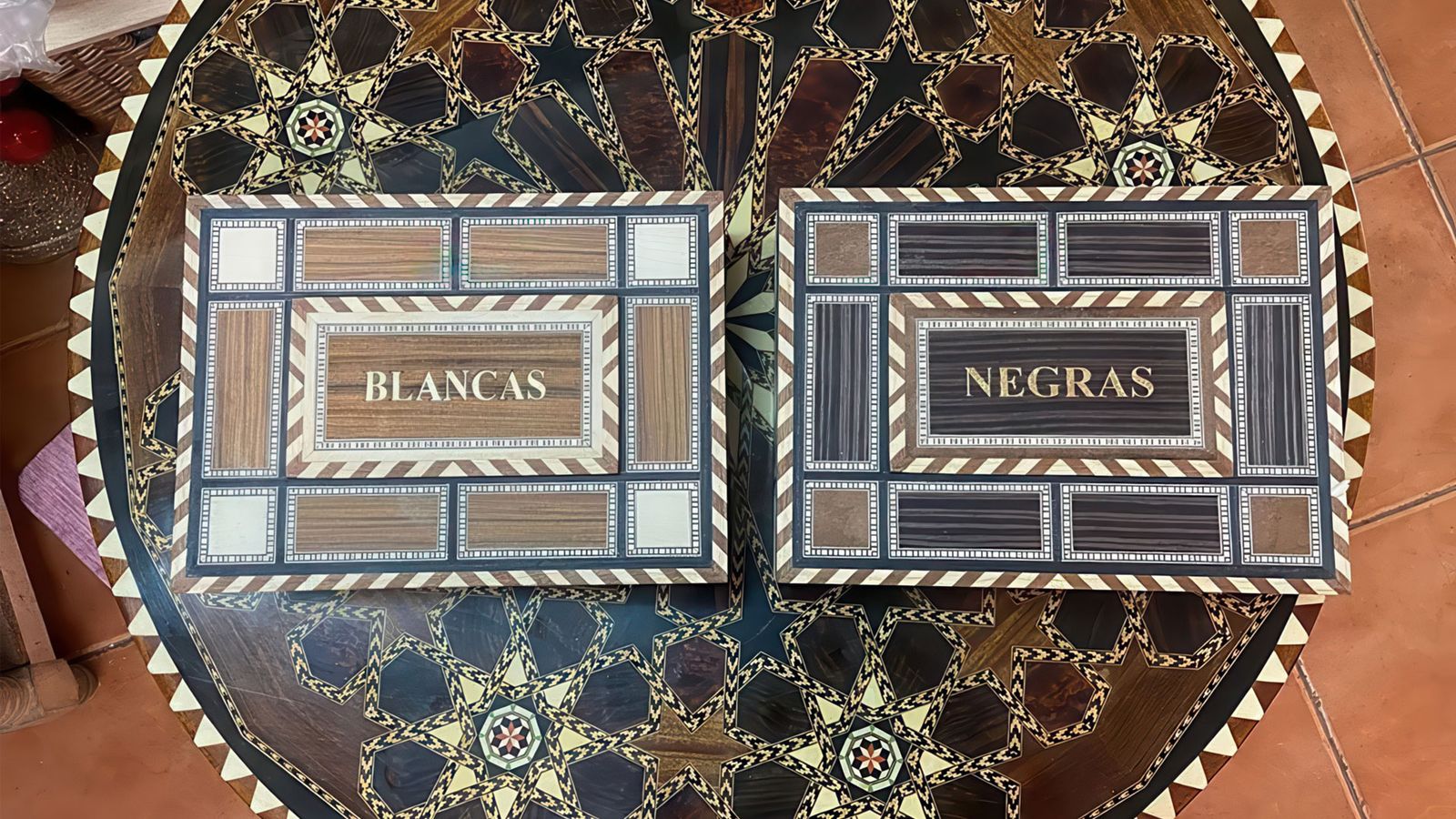 Las cajas de taracea que conquistan 'La bola negra'