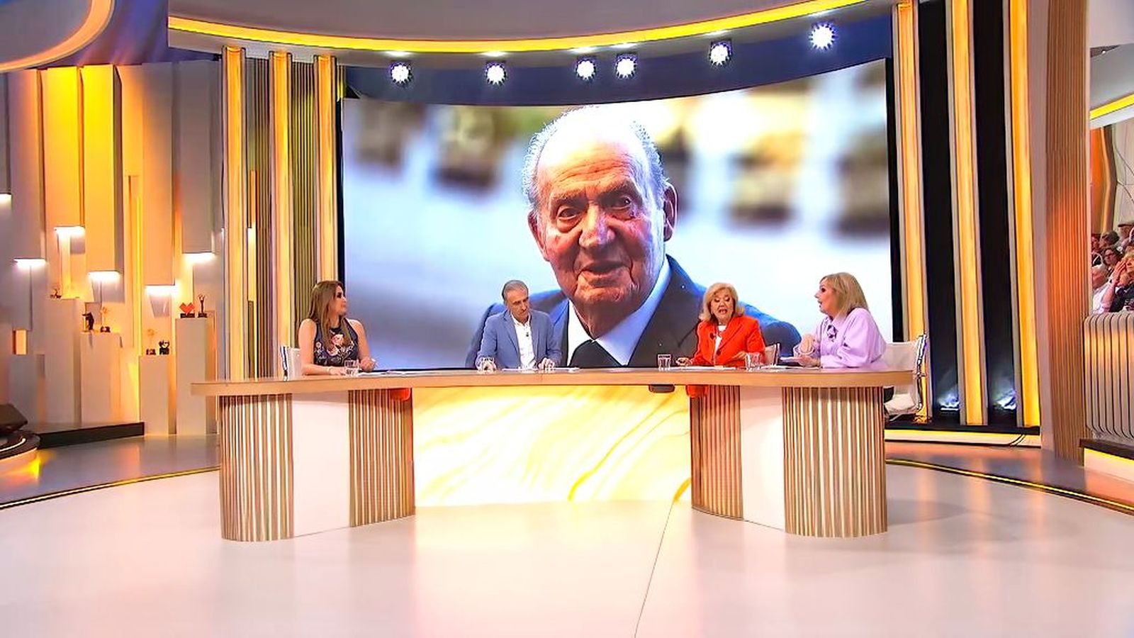 La polémica entrevista de Juan Carlos I en 'Le Figaro', uno de los temas de la crónica social