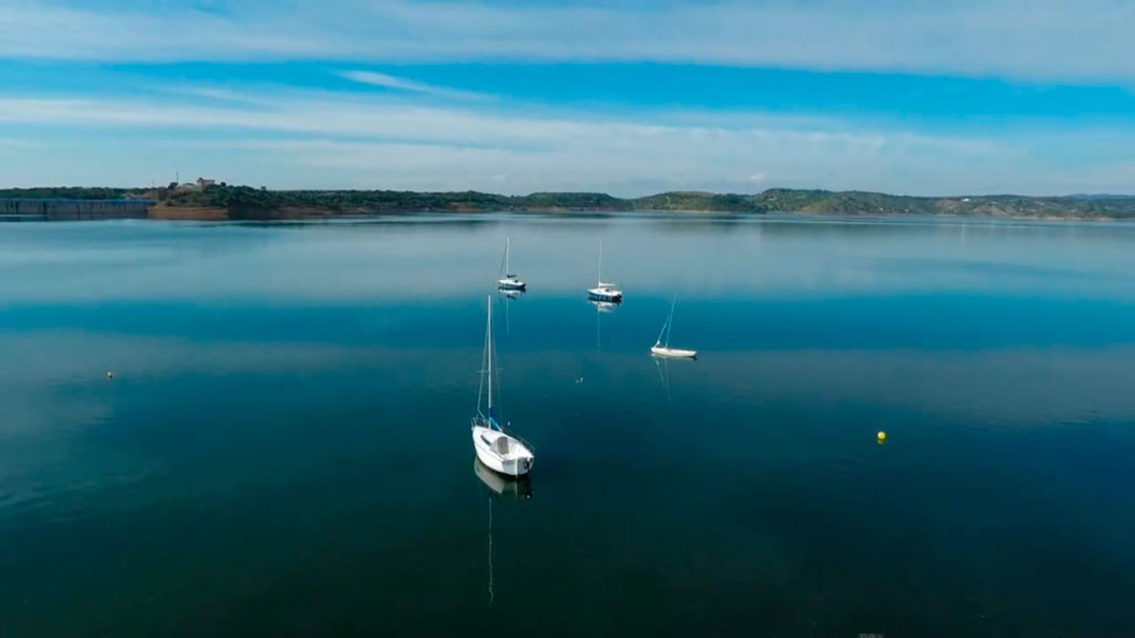 Embalse de la Breña, ideal para practicar esquí náutico o wakeboard