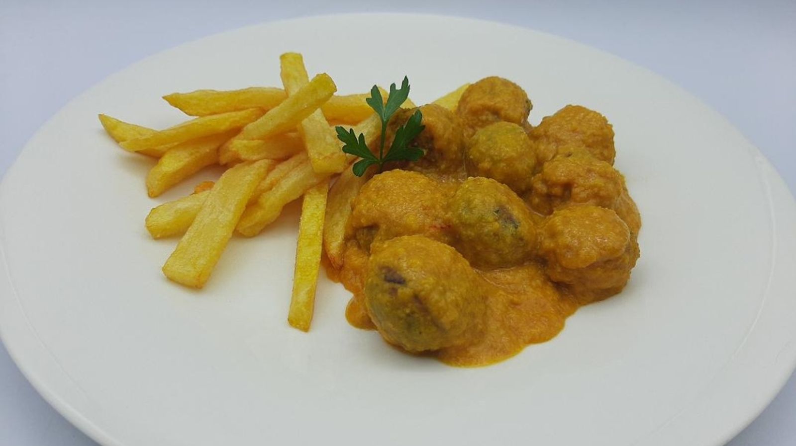 Cómetelo albondiguitas de boquerones salsa almendras