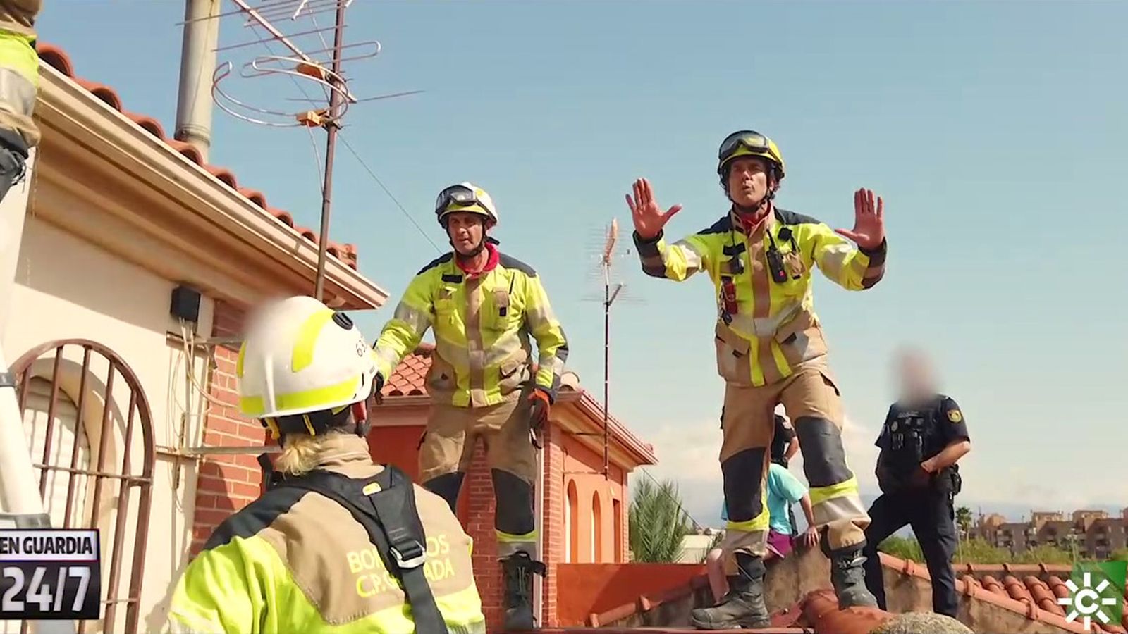 Los bomberos de Granada persiguen por los tejados a un joven armado con un cuchillo