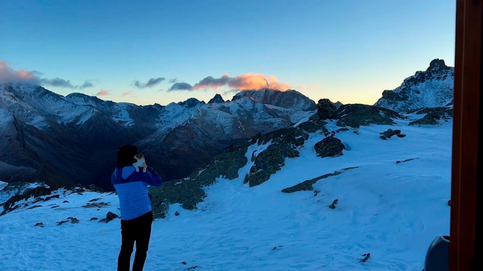 Subimos a la Cordillera de Los Alpes con Fito y su inseparable gata, Zarpas