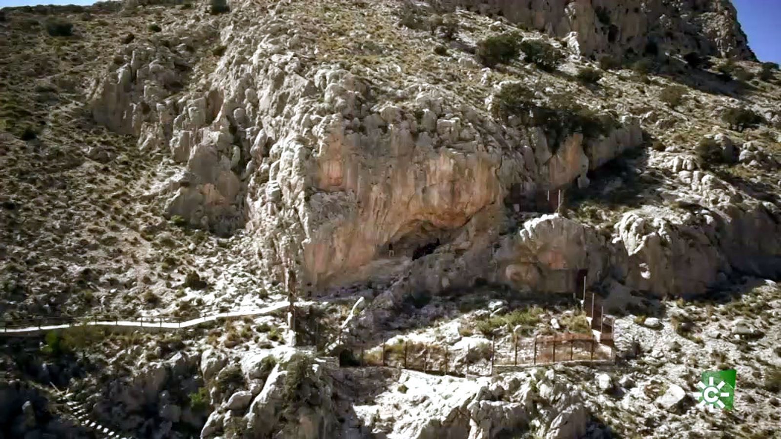 ¿Sabes dónde se encuentra la pintura rupestre del Indalo, el símbolo de Almería?