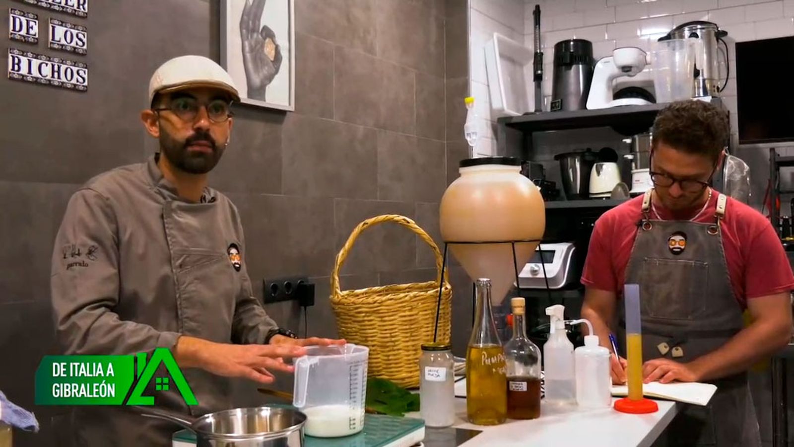 En Gibraleón ha montado su propio laboratorio donde trabaja en lo que le apasiona: el mundo de las bacterias