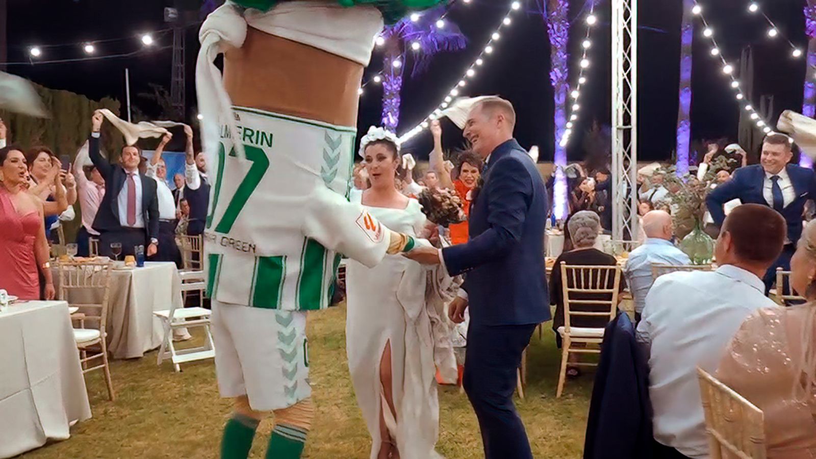 El himno del Betis cantado por Hugo Salazar... y hasta Palmerín en la boda más futbolera