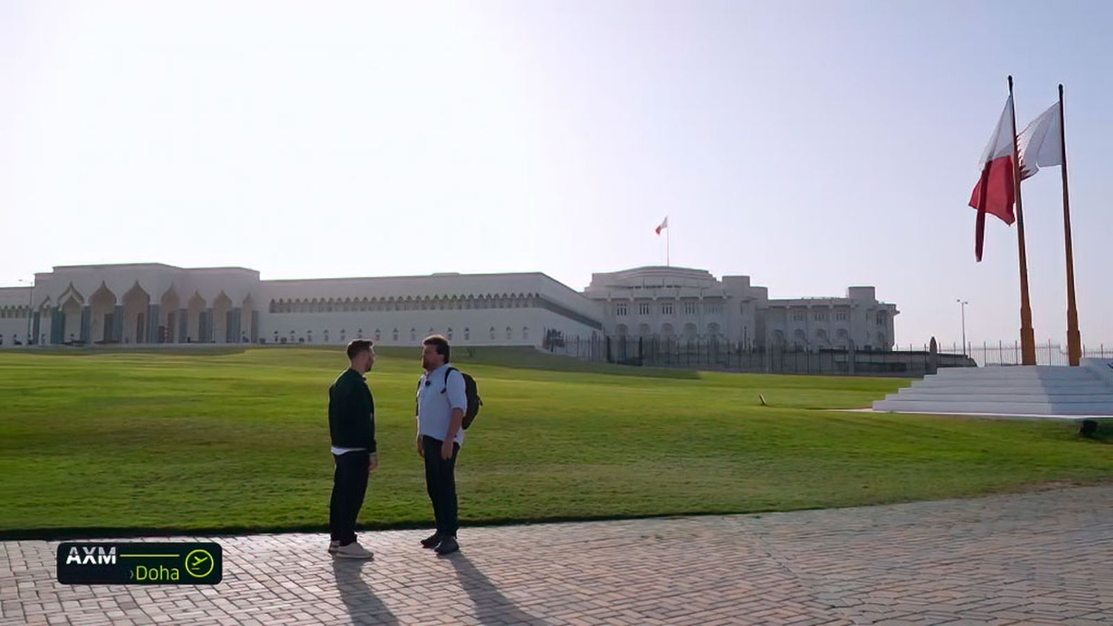 Borja nos lleva al majestuoso palacio real de Doha donde vemos cambio de la guardia real en camellos