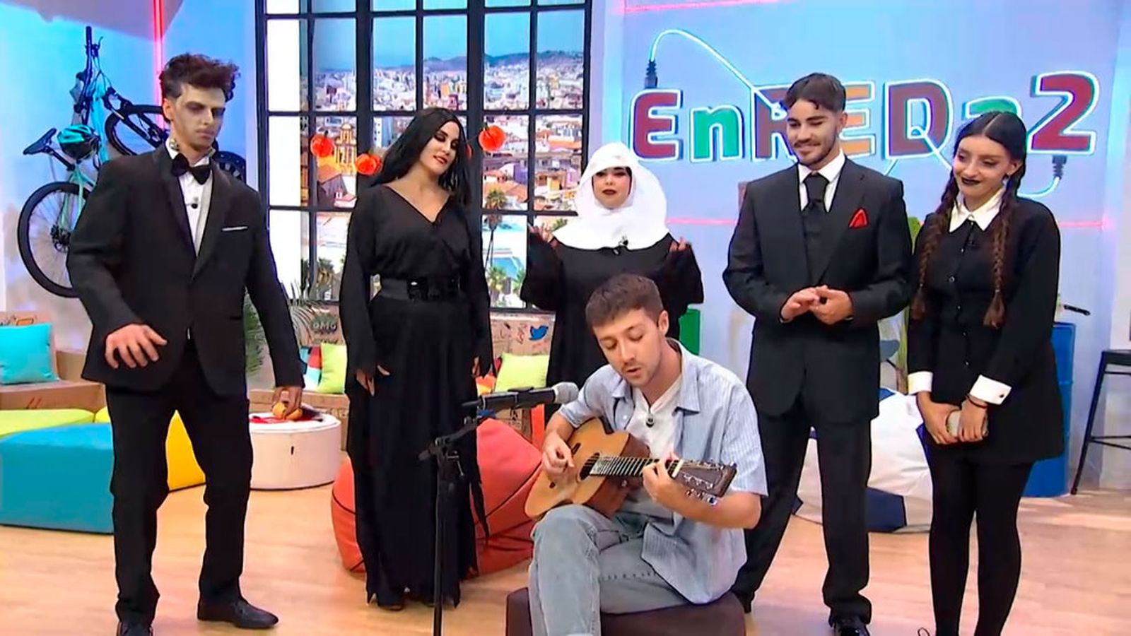 ¿Enamorará el 'chico del ukulele', David, Ress, a los chicos del pisito con su voz?