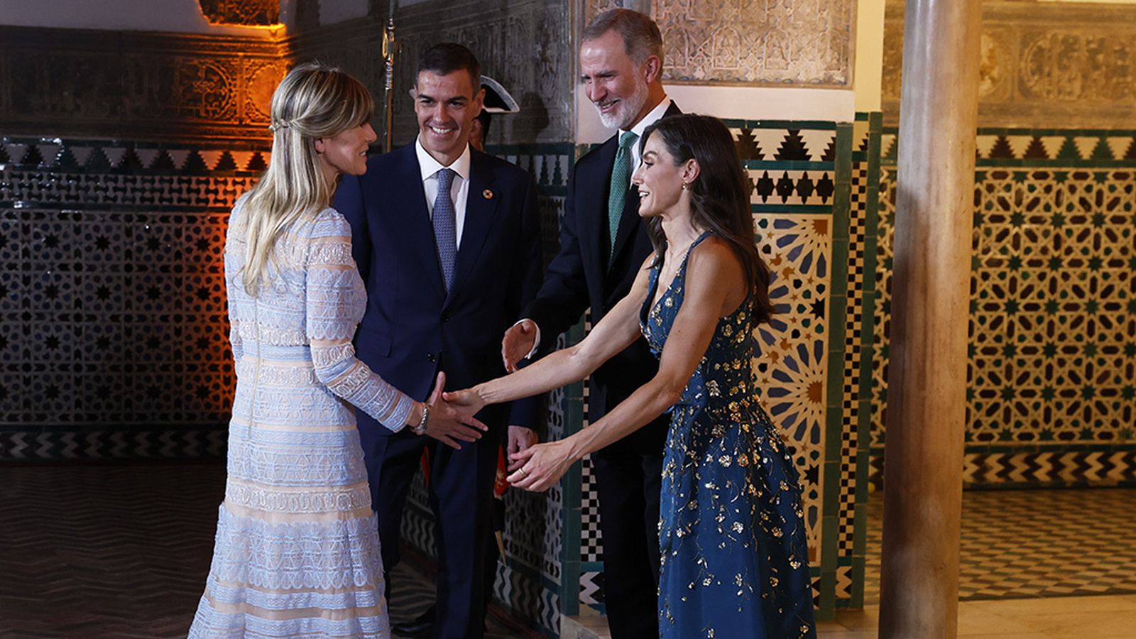 Los Reyes con Sánchez y Begoña Gómez en la cena de los Reales Alcázares