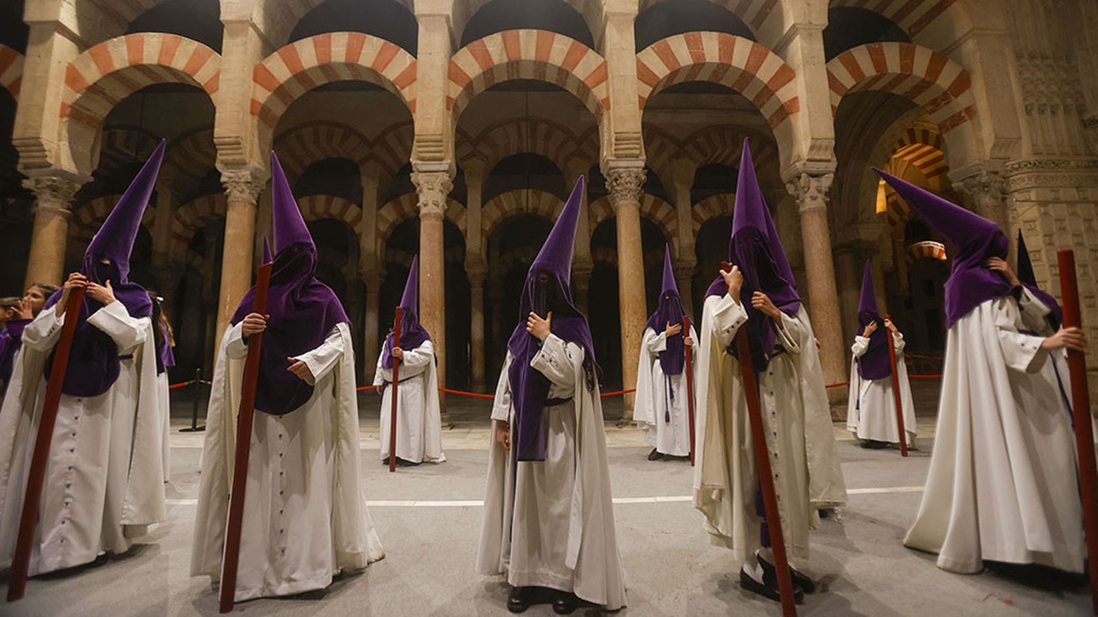 Martes Santo de contrastes