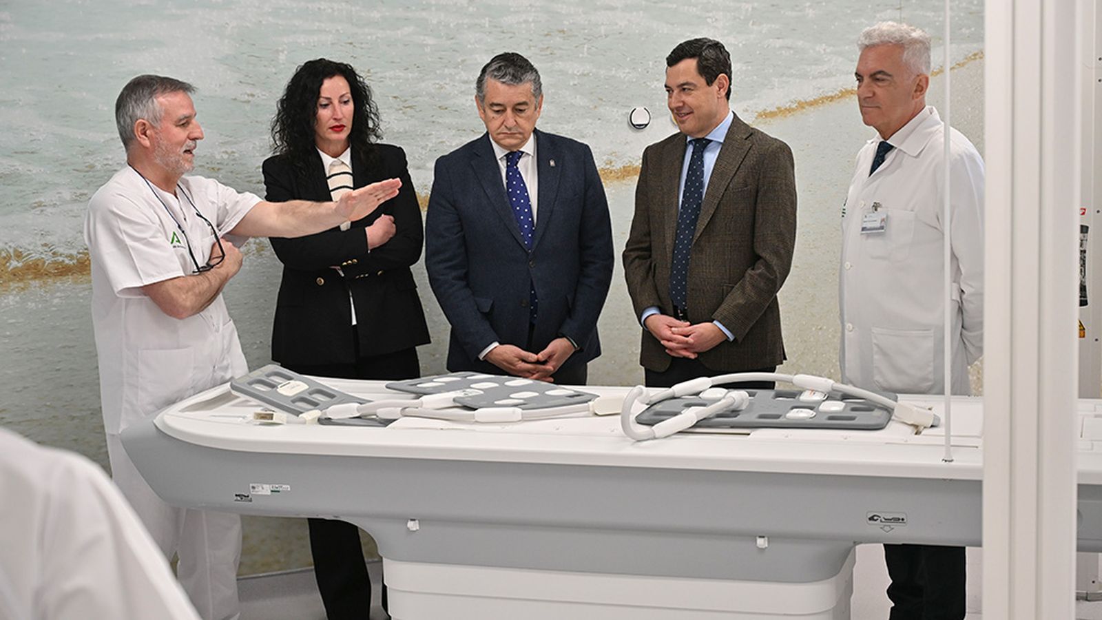 Juanma moreno visita las obras de mejora del hospital Torrecárdenas
