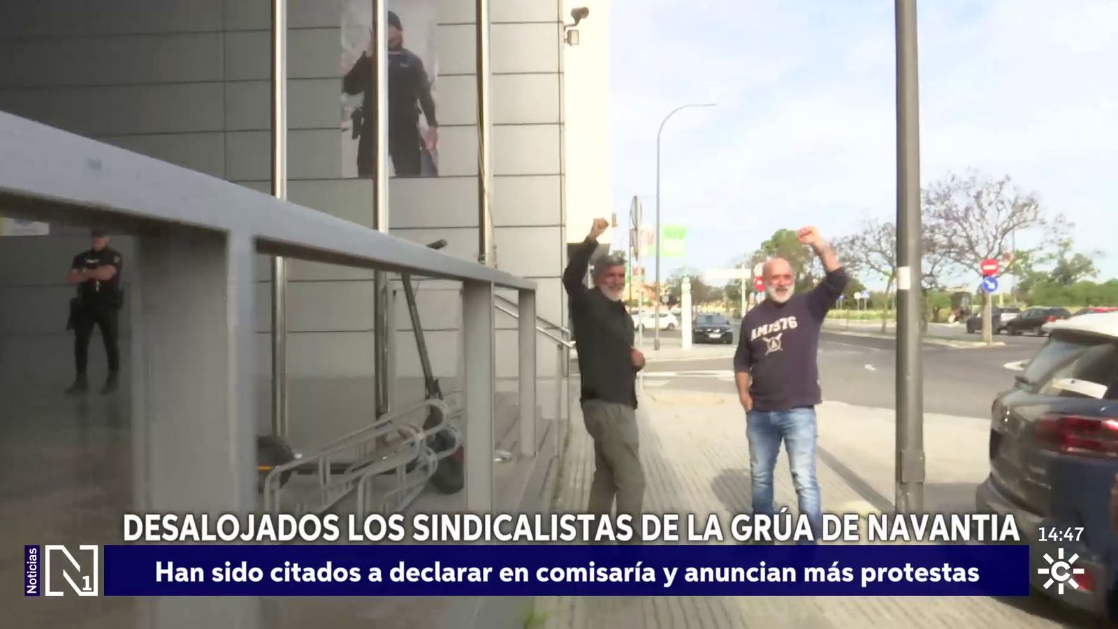 Desalojados los dos sindicalistas atrincherados en una grúa de Navantia