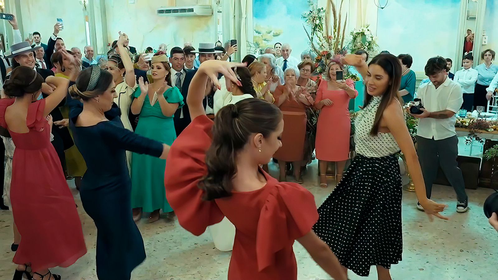 El flashmob que pone a Pilar Rubio a bailar sevillanas en una boda rociera