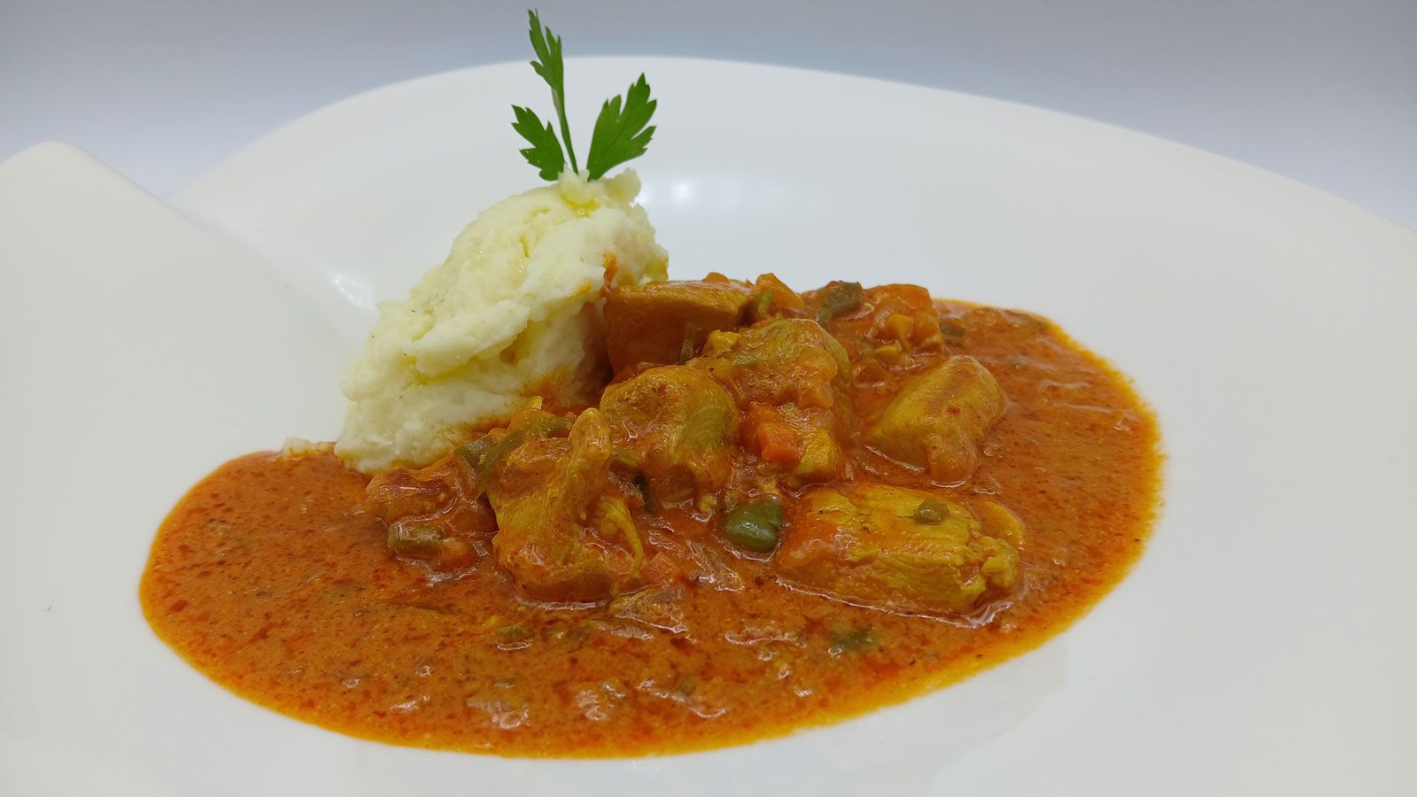 "Cómetelo": Pollo en salsa con puré casero